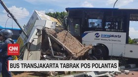 VIDEO: Bus Transjakarta Tabrak Pos Polantas
