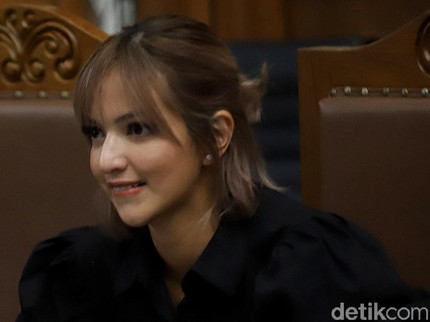5 Fakta Nia Ramadhani & Suami Hadiri Sidang Narkoba, Gaya Rambut Baru Hingga Telat 2 Jam