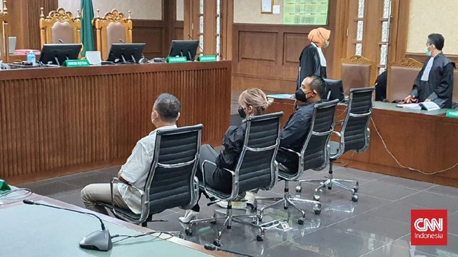 Jaksa beralasan salah satu dari terdakwa harus diperiksa dokter terlebih dahulu karena ada keluhan diare.