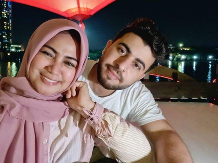 YouTuber Palestina Nikahi Wanita Jember Beda Usia 15 Tahun, Dapat Petunjuk Lewat Salat