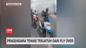 VIDEO: Pengendara Motor Tewas Terjatuh Dari Fly Over
