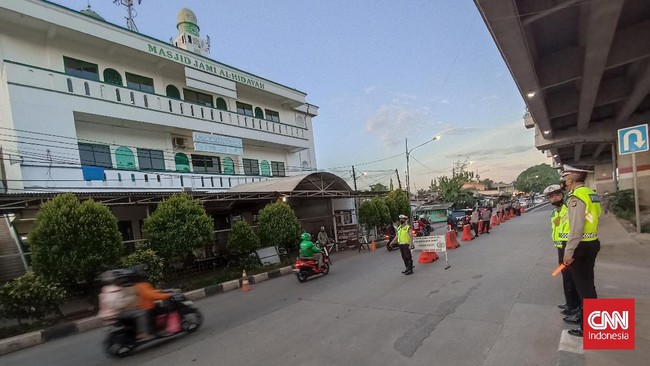 Polisi menyekat jalur Kalimalang dari arah Bekasi menuju Jakarta guna halau pergerakan massa ingin ikut Reuni Alumni 212 di Patung Kuda, kawasan Monas.