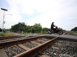 Lima Perlintasan Kereta Api Tanpa Palang Pintu di Lamongan Ditutup