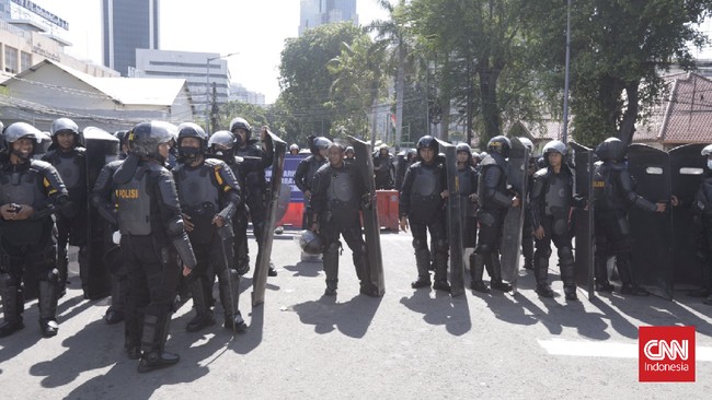Sebanyak 3.790 personel kepolisian diterjunkan mengamankan Aksi Bela Rakyat Jilid 4 (Akbar 411) di dekat istana dan aksi buruh di depan Kemenaker.