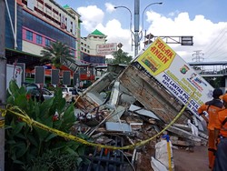 Penampakan Hancurnya Pos Polisi PGC Usai Dihantam Bus Transjakarta