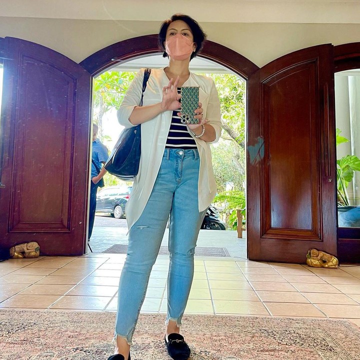 <p>Bermula karena celana jeans yang ia gunakan sudah tidak bisa dikancing lagi, akhirnya Cynthia memutuskan untuk melakukan program diet. (Foto: Instagram: @cynthia_lamusu)</p>