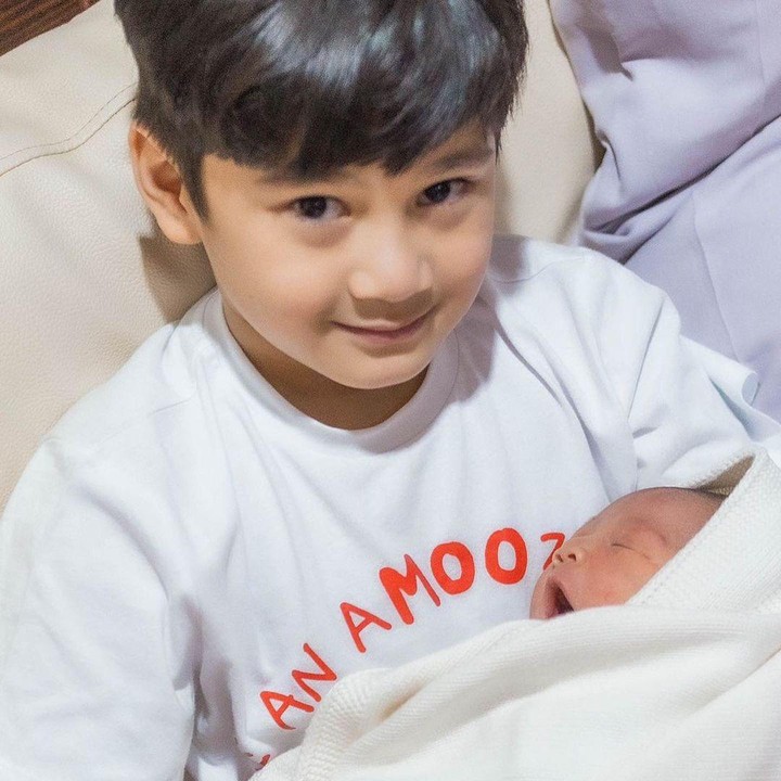 <p>Semoga Rafathar dan Rayyanza tumbuh menjadi saudara yang saling melindungi dan menyayangi satu sama lain ya, Bunda! (Foto: Instagram: @raffinagita1717)</p>
