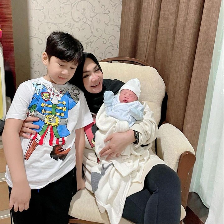 <p>Rafathar dan Rayyanza turut berpose bareng sang nenek, Rieta Amilia. (Foto: Instagram: @rieta_amilia)</p>