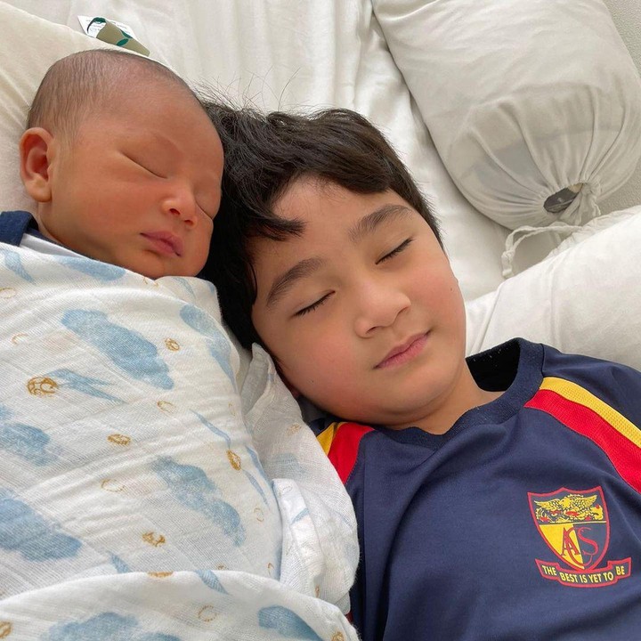 <p>Rafathar bahkan sering tidur di samping sang adik nih, Bunda. Lama-lama wajah keduanya terlihat mirip, ya. (Foto: Instagram: @raffinagita1717)</p>