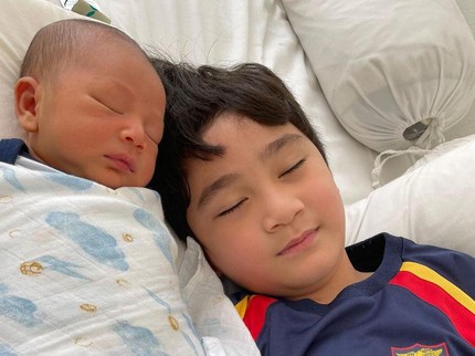 Rafathar Sempat Cemburu pada Rayyanza, Ini Cara agar Si Kakak Sayang dengan Adik Barunya