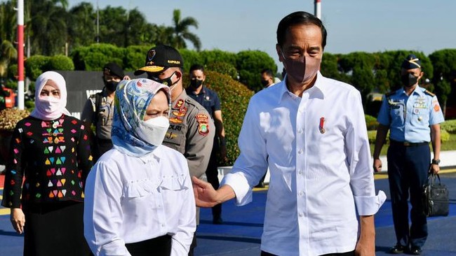 Presiden Jokowi mendatangi rumah warga di Gianyar, Bali secara dadakan. Ia menghampiri rumah warga satu-satu untuk mengobrol dan memberikan bantuan.