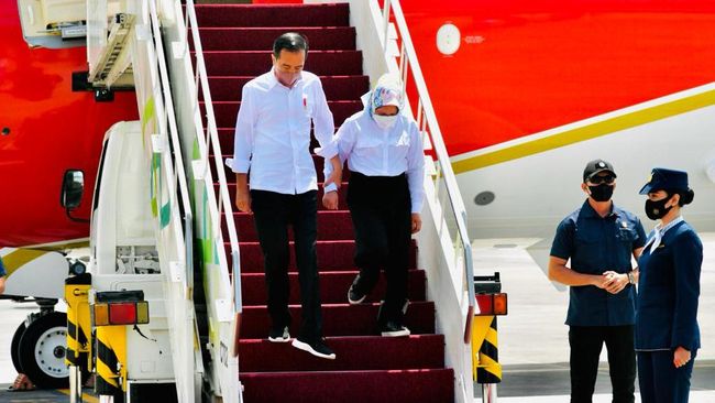 Presiden Joko Widodo dan Ibu Negara Iriana memakai baju serasi saat terbang untuk kunjungan kerja ke Bali, Kamis (2/12).