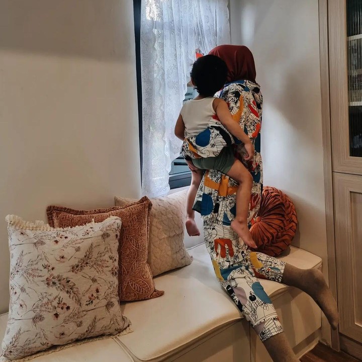 <p>Kesan hangat di rumah baru Arya dan Putri juga terlihat dari pemakaian dekorasi bernuansa earth tone. (Foto: Instagram @anneofficial1990)</p>