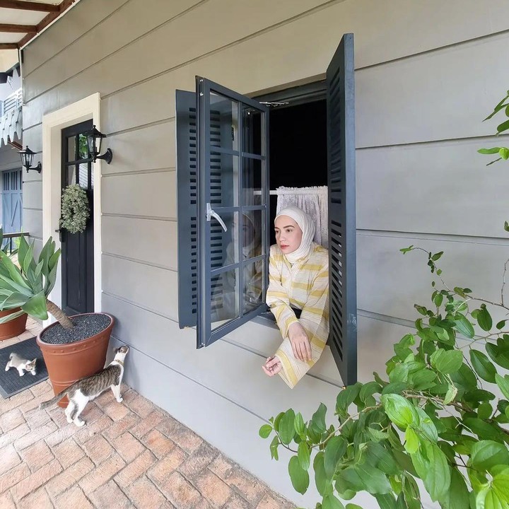 <p>Mengusung desain farmhouse, rumah Putri Anne dan Arya Saloka memiliki nuansa yang hangat dan segar. Terdapat jendela lebar yang langsung menghadap ke halaman. Putri Anne juga menghiasi halaman dengan koleksi tanaman hias. (Foto: Instagram @anneofficial1990)</p>