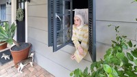 <p>Mengintip di area depannya, rumah Putri Anne dan Arya Saloka memiliki nuansa yang hangat dan segar. Terdapat jendela lebar yang langsung menghadap ke halaman. Putri Anne juga menghiasi halaman dengan koleksi tanaman hias. (Foto: Instagram @anneofficial1990)</p>