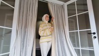 <p>Setiap sudut rumah Putri Anne dan Arya Saloka cocok dijadikan sebagai spot berfoto. Salah satunya pintu kaca yang dilengkapi vitrase ini. (Foto: Instagram @anneofficial1990)</p>
