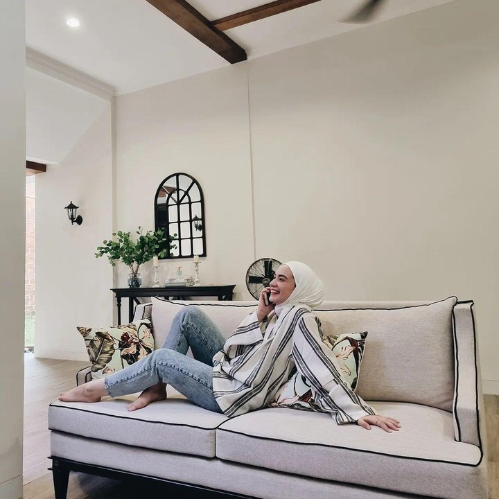 <p>Putri Anne juga menyediakan sofa panjang sebagai tempat bersantai bersama anak. (Foto: Instagram @anneofficial1990)</p>