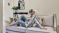 <p>Putri Anne dan Arya Saloka memilih sofa dengan warna netral yang selaras dengan keseluruhan ruangan. (Foto: Instagram @anneofficial1990)</p>