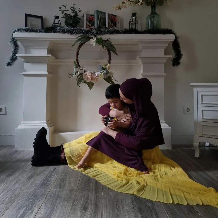 <p>Salah satu spot favorit Putri Anne dan anaknya adalah di ruang keluarga. Terdapat dekorasi seperti perapian yang bikin suasana rumah semakin <em>homey.</em> (Foto: Instagram @anneofficial1990)</p>