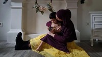 <p>Bagian lain dari rumah Putri Anne dan Arya Saloka yang tak kalah instagrammable adalah cabinet yang menempel pada dinding dan menyerupai perapian. Terlihat cozy ya, Bunda. (Foto: Instagram @anneofficial1990)</p>