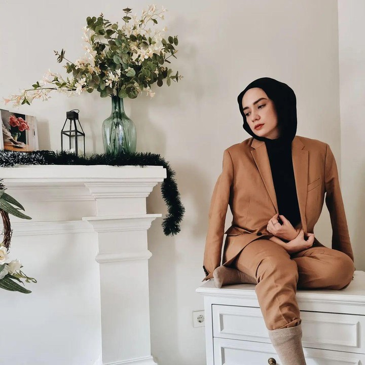 <p>Sementara itu, bagian dalam rumah baru mereka juga tak kalah unik. Rumah baru Arya Saloka dan Putri Anne memiliki kesan hangat dan klasik yang sangat <em>Instagrammable.</em> (Foto: Instagram @anneofficial1990)</p>