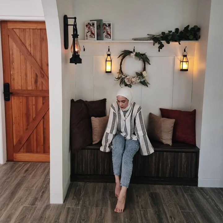 <p>Unsur kayu dengan warna alami juga tampak pada pintu dan lantai. Membuat ruangan tampak semakin hangat. (Foto: Instagram @anneofficial1990)</p>