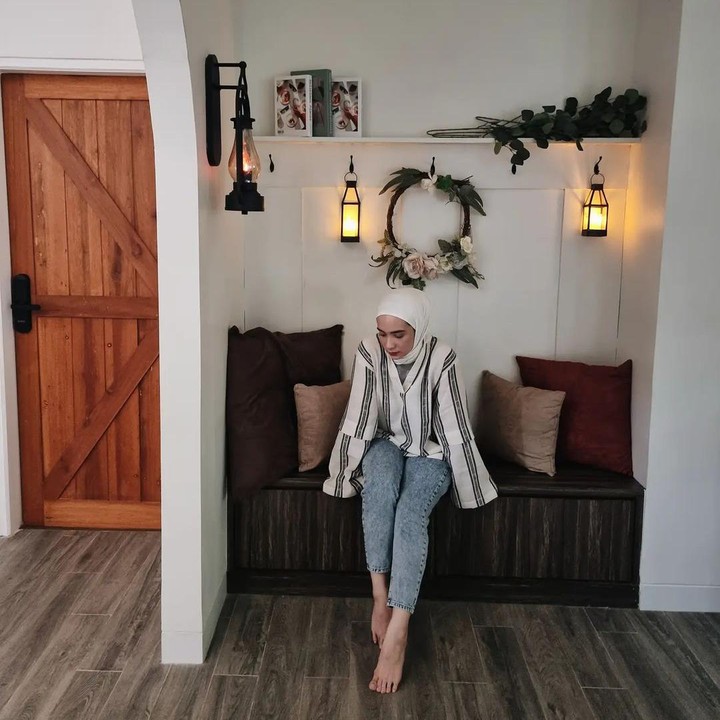 <p>Lalu, di bagian dalam rumah baru mereka juga tak kalah unik, nih. Rumah baru Arya Saloka dan Putri Anne memiliki kesan hangat dan klasik. Sudut-sudut rumahnya pun rasanya <em>instagrammable</em>. (Foto: Instagram @anneofficial1990)</p>