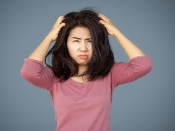 10 Cara Menghilangkan Ketombe di Kulit Kepala Secara Alami