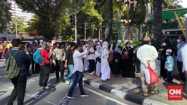 Meskipun jalanan sekitar kawasan Patung Kuda dan Monas diblokade polisi, massa 212 terlihat terus berdatangan dan berkumpul di luar barikade.