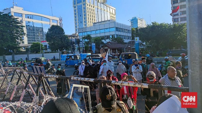 Massa reuni 212 yang berdatangan dari berbagai titik kumpul diminta pulang dan diadang polisi sebelum bisa mencapai lokasi Patung Kuda, Jakarta.