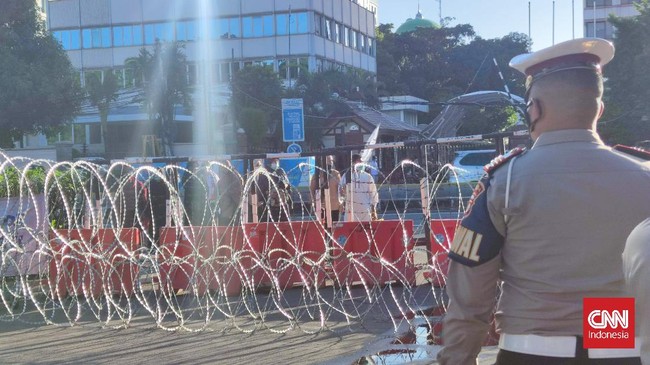 Aparat gabungan tni dan polisi meminta semua kendaraan yang bawa penumpang baju putih-putih untuk reuni 212 putar balik.