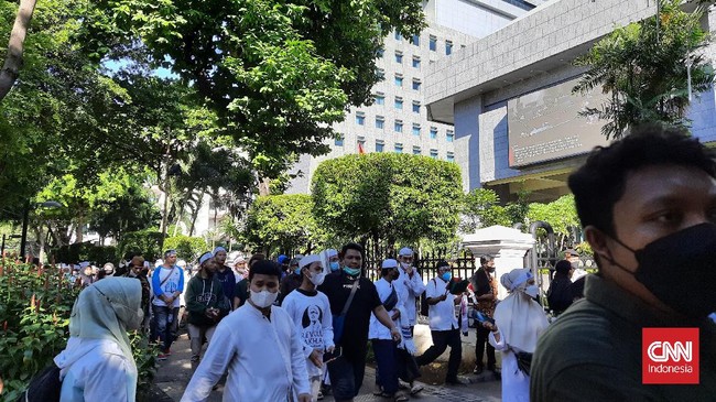 Massa menyanyikan Indonesia Raya bersama-sama dilanjut dengan penyampaian orasi. Akibatnya, lalu lintas macet parah di jalan menuju Tanah Abang.