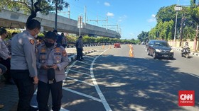 Polisi-TNI Sekat Jalan Pasar Jumat Arah Bogor-Jakarta Cegah Reuni 212