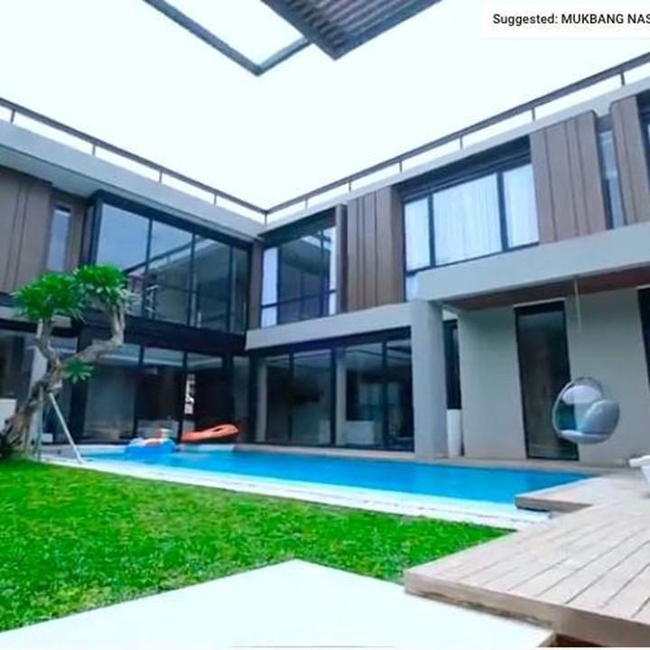 <p>Titi Kamal dan Christian Sugiono baru saja menyelesaikan pembangunan rumah baru mereka nih. Baru-baru ini, keduanya menunjukkan interior dan sudut rumah impian mereka. (Foto: YouTube/Titi dan Tian )</p>