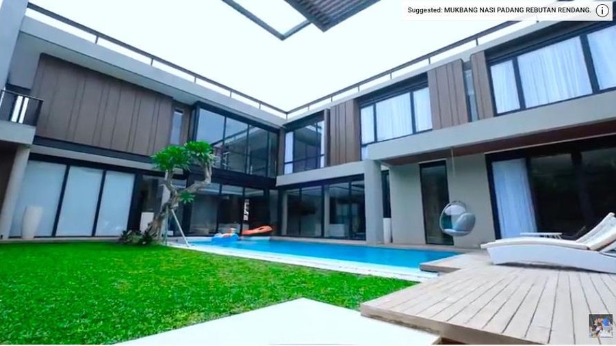 Rumah Titi Kamal dan Christian Sugiono