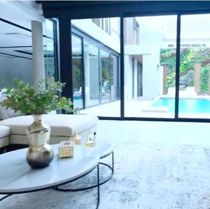 <p>Selanjutnya rumah milik pasangan Titi Kamal dan Christian Sugiono. Rumah dengan beragam fasilitas termasuk kolam renang ini terlihat elegan.(Foto: YouTube/Titi dan Tian)</p>