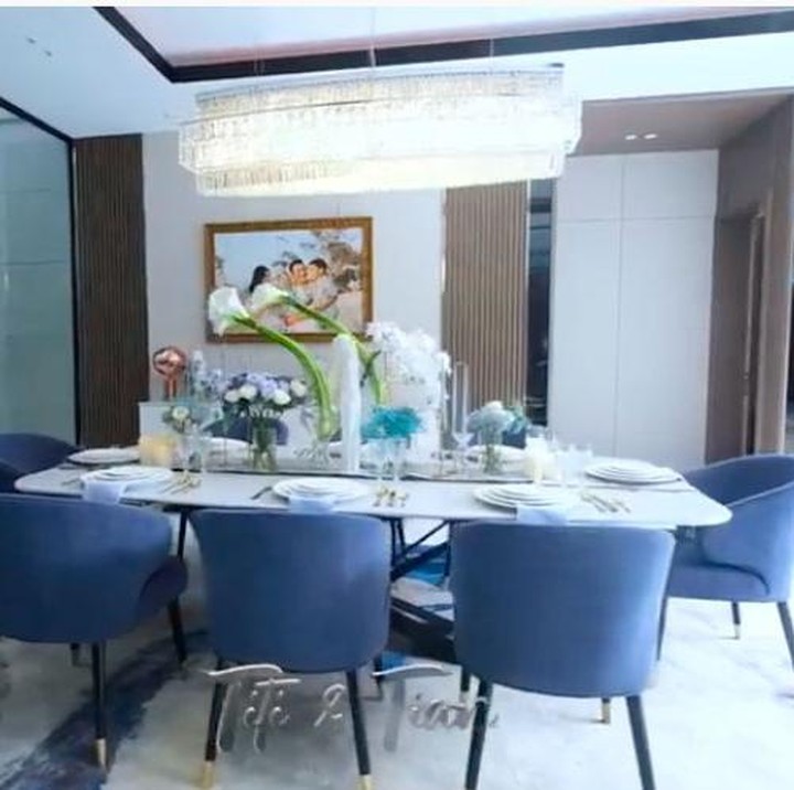 <p>Inspirasi pertama datang dari rumah pasangan Titi Kamal dan Christian Sugiono. Rumah impian yang mereka bangun selama 2 tahun ini memiliki ruang makan yang dibuat senyaman mungkin nih, Bunda. Cristian Sugiono sengaja memilih kursi makan seperti di foto karena ia juga menggunakan tempat ini untuk bersantai dan bekerja. (Foto: YouTube Titi dan Tian)</p>