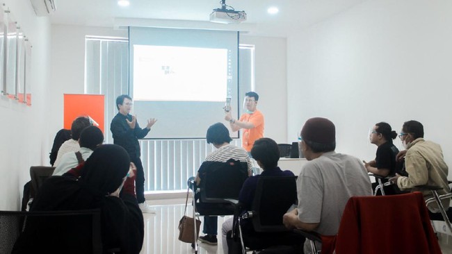 Dengan penuh semangat, para Teman Tuli menerima materi tentang konsep bisnis online di e-commerce, cara berjualan, hingga trik mengenal psikologi pembeli.