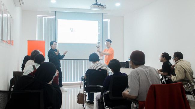 Antusiasme Tinggi Teman Tuli Sambut Pelatihan Bisnis Digital Shopee Dengan penuh semangat, para Teman Tuli menerima materi tentang konsep bisnis online di e-commerce, cara berjualan, hingga trik mengenal psikologi pembeli.