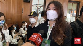 PN Surabaya Vonis Bebas Stella Monica dari Jerat UU ITE