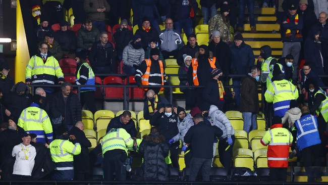 Pertandingan Liga Inggris antara Watford melawan Chelsea dihentikan sementara setelah adanya insiden darurat di tribune penonton, Kamis (2/12) dini hari WIB.