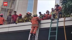 VIDEO: Momen Evakuasi Korban Kebakaran Gedung Cyber I