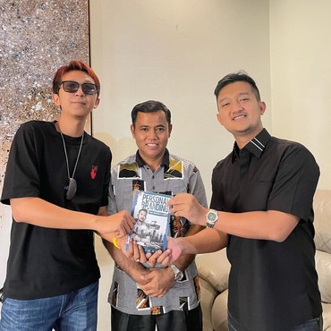 Tom Liwafa Serahkan Hasil Lelang Buku Rp400 Juta ke Ayah Bibi