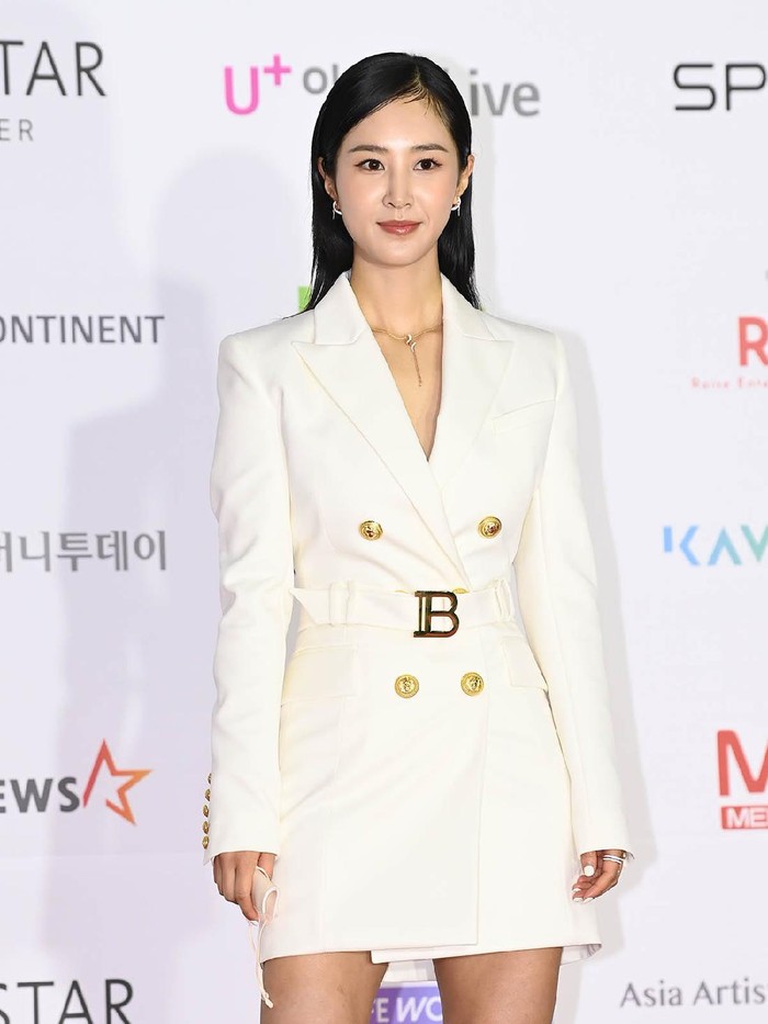 Kwon Yu Ri atau dikenal juga sebagai Yuri Girls' Generation tampil dengan blazer berwarna putih serta gaya rambut yang sleek. Aktris sekaligus idol K-Pop ini pun memenangkan penghargaan Best Acting Award, Beauties. Foto: soompi.com