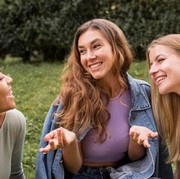 5 Zodiak Ini Sering Jadi Pusat Perhatian, Karismanya Luar Biasa!