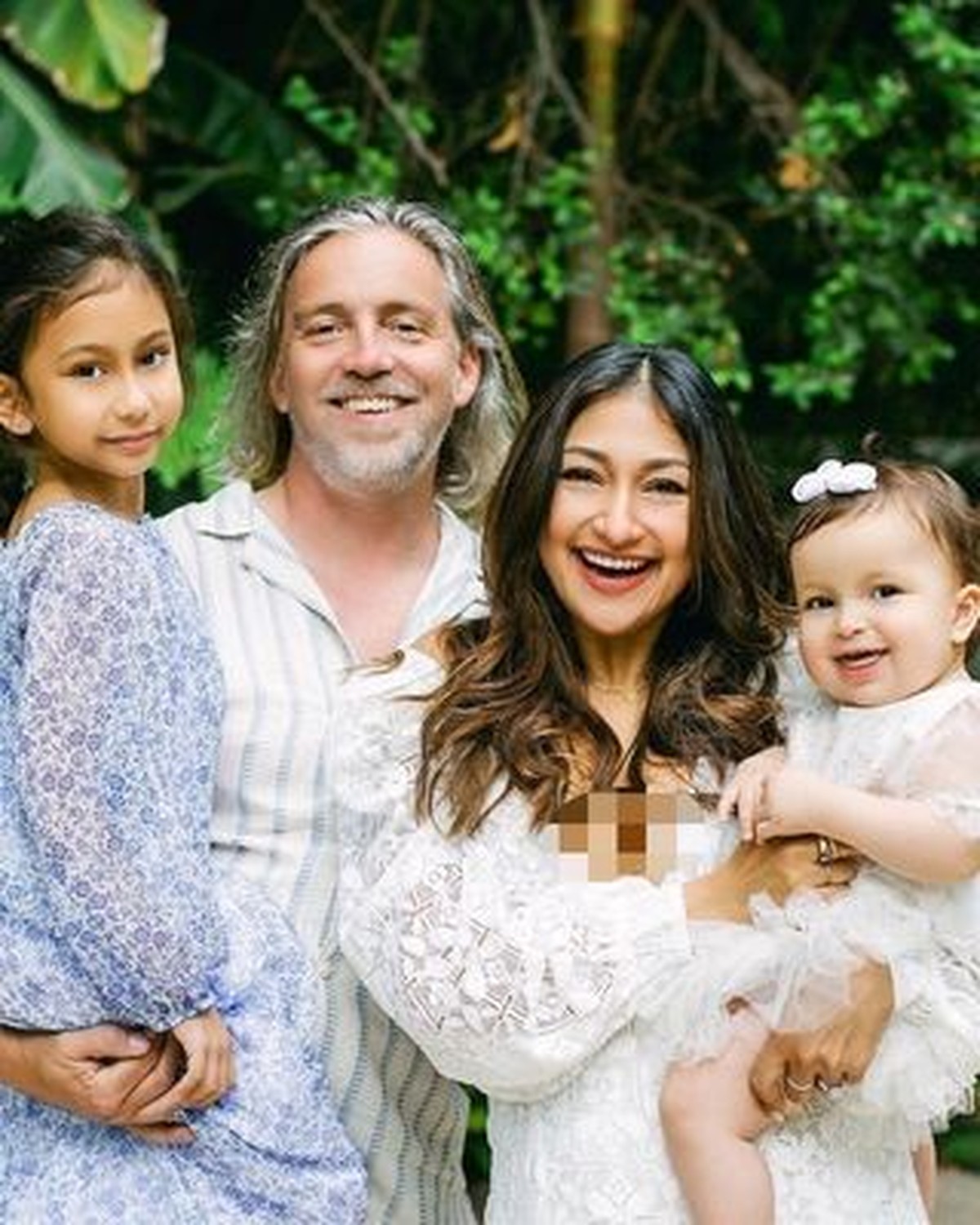 Rahma Azhari dan keluarganya sedang berbahagia merayakan ulang tahun anak bungsunya yang ke 1 tahun&period; Yuk intip&excl;