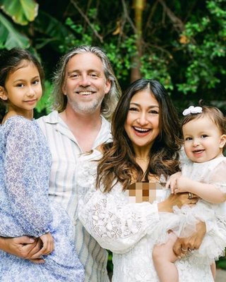 6 Foto Bahagia Keluarga Rahma Azhari Rayakan Ultah Anak ke 1 Tahun Rahma Azhari dan keluarganya sedang berbahagia merayakan ulang tahun anak bungsunya yang ke 1 tahun. Yuk intip!