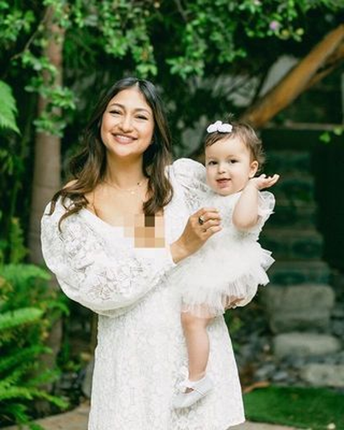 Rahma Azhari dan keluarganya sedang berbahagia merayakan ulang tahun anak bungsunya yang ke 1 tahun&period; Yuk intip&excl;