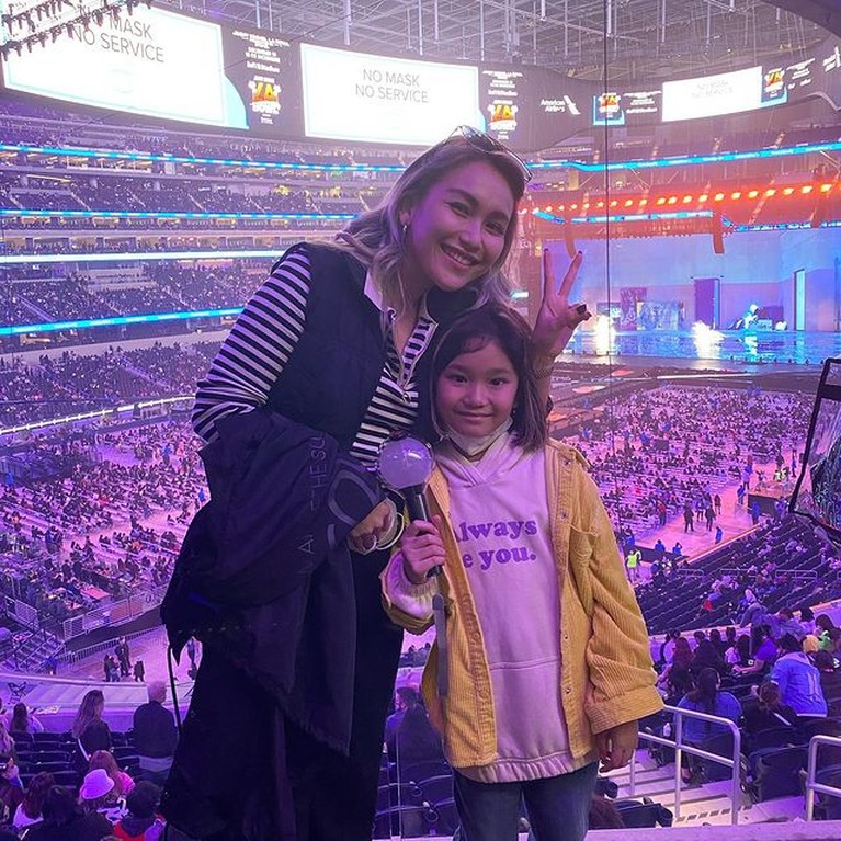 6 Potret Ayu Ting Ting Bawa Bilqis Nonton Konser BTS di Amerika Bilqis putri Ayu Ting Ting adalah seorang ARMY, Ayu Ting Ting pun membawa Bilqis nonton konser BTS di Amerika. Yuk intip!