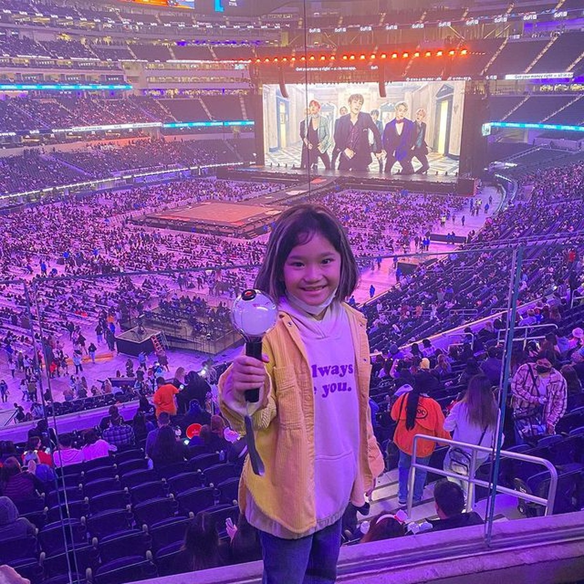 Bilqis putri Ayu Ting Ting adalah seorang ARMY&comma; Ayu Ting Ting pun membawa Bilqis nonton konser BTS di Amerika&period; Yuk intip&excl;